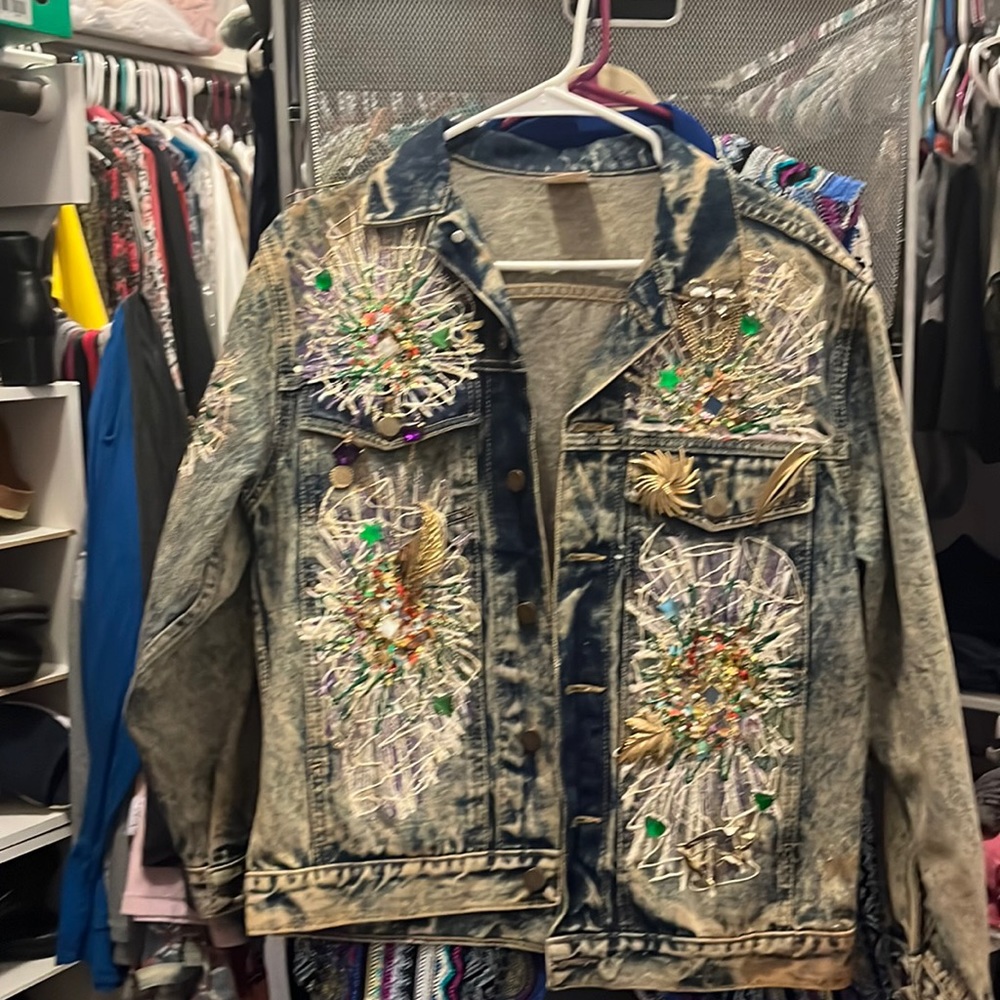 80s jean jacket with puffy paint and lots of pins,2 pockets, runs large